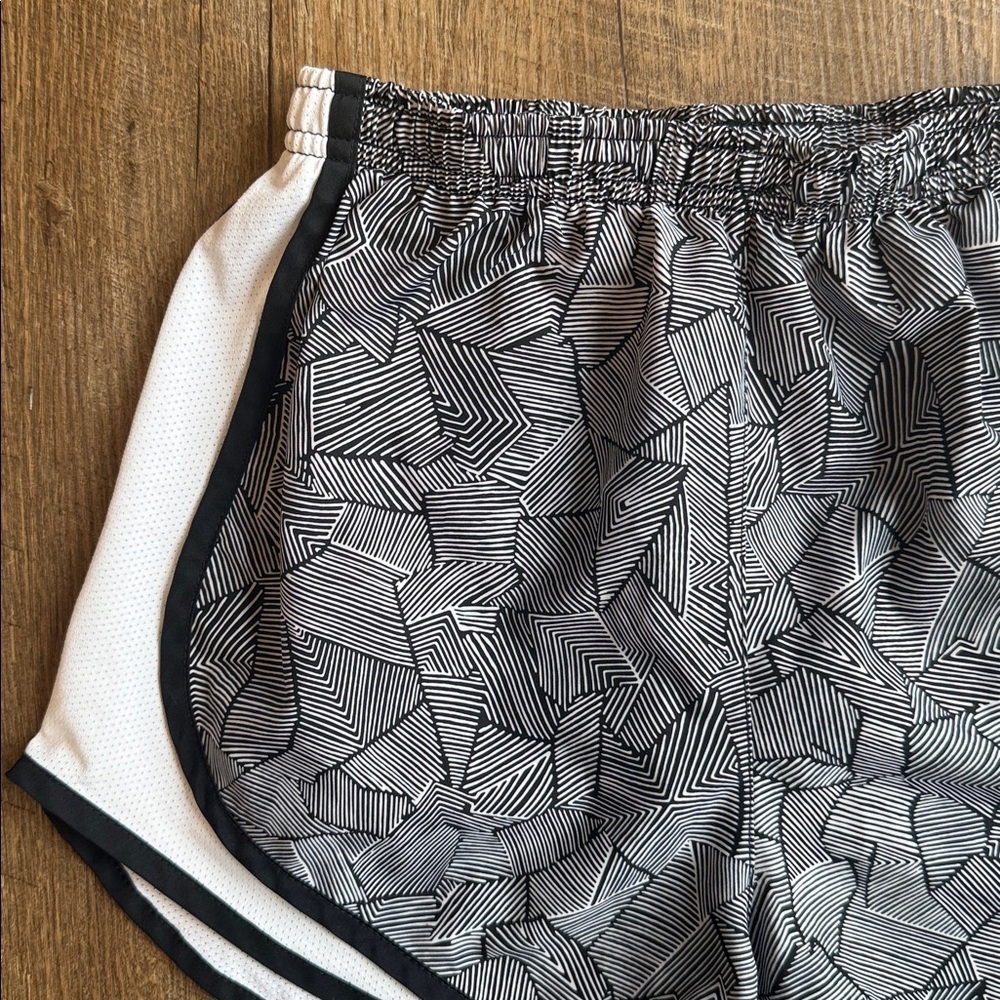 Nike Dri-Fit Women’s Lined Athletic Shorts Black White Geometric Striped XS - Picture 3 of 10